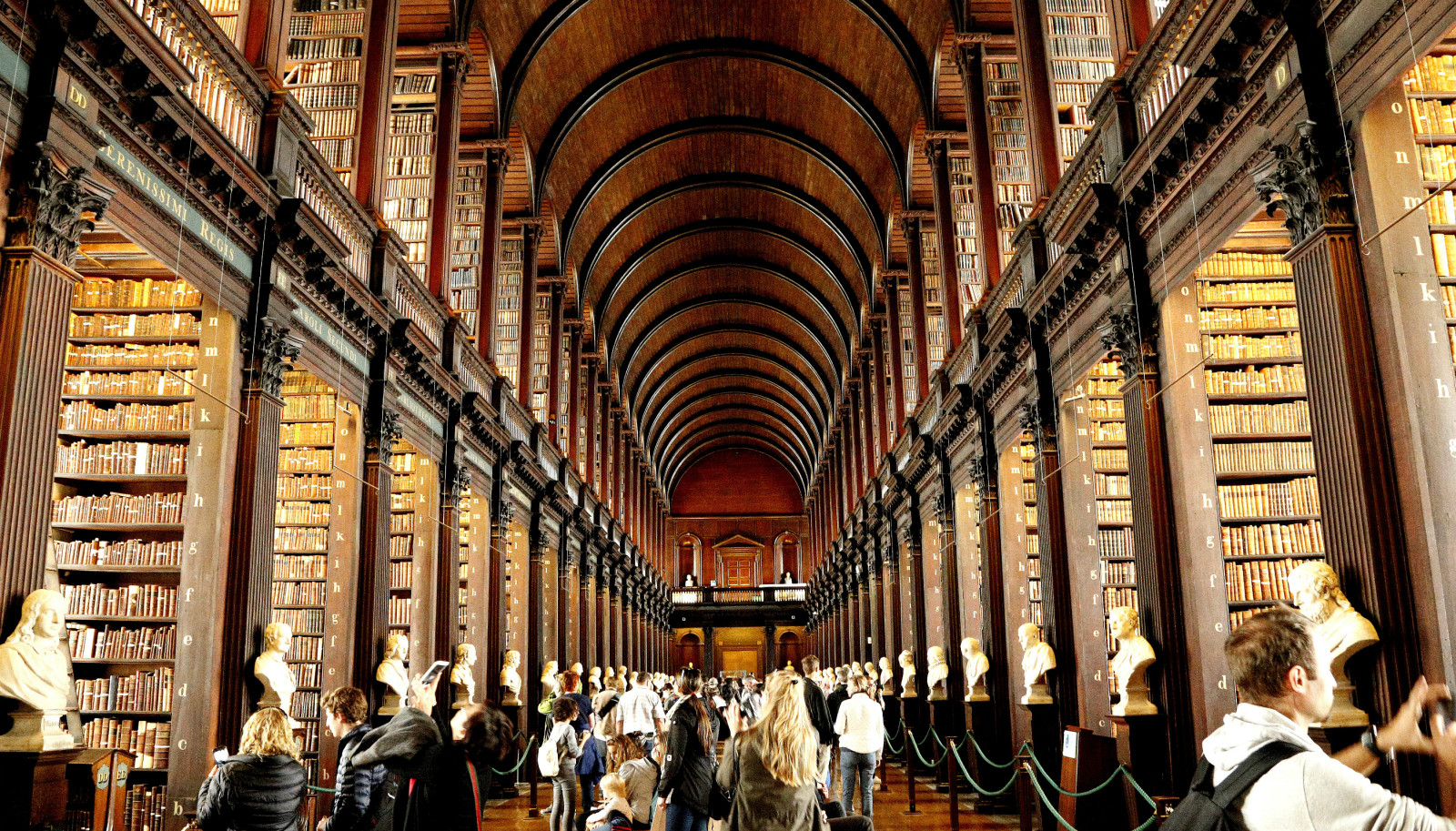 帶著魔幻般感覺(jué)的愛(ài)爾蘭圣三一學(xué)院圖書館